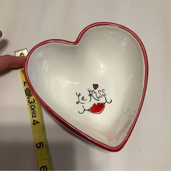 The cutest little trinket cup- in time for Valentine’s Day! Heart Shaped Le Kiss - Picture 2 of 8